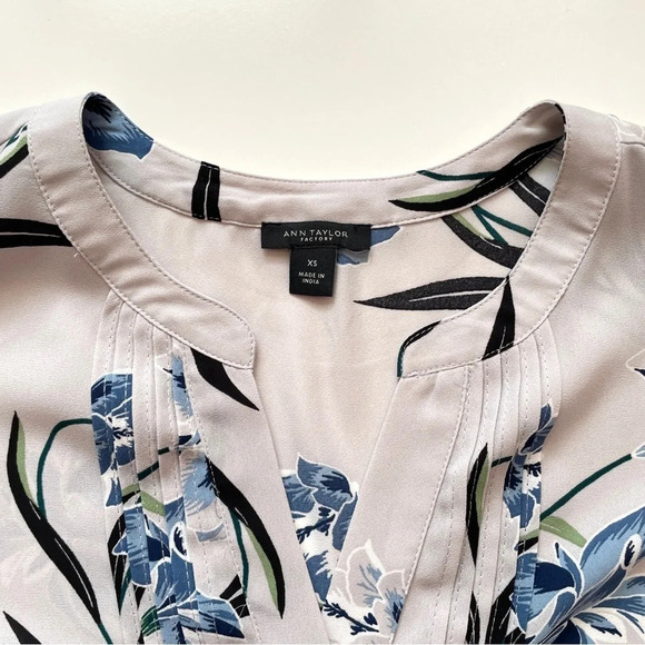 Ann Taylor Factory Floral Short-Sleeve Flowy Blouse Size XS - Picture 3 of 11